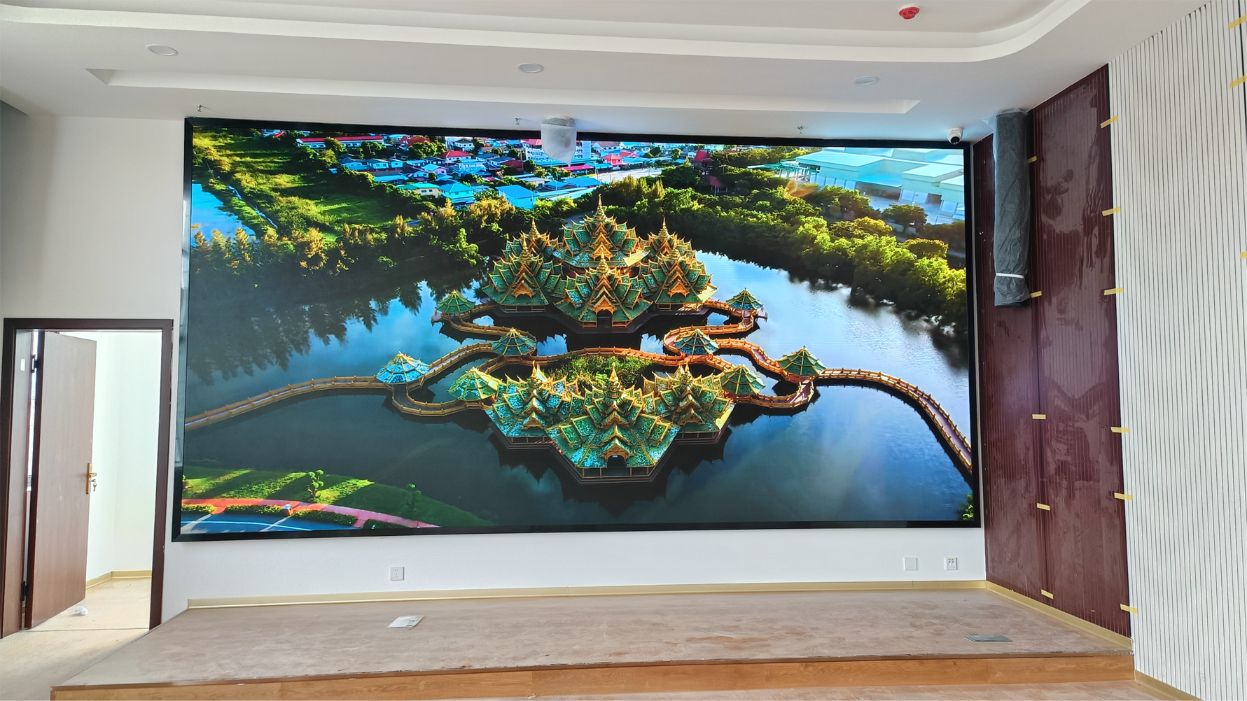 云南香格里拉某学；；；；；；嵋槭 P1.53 多画面 LED 显示屏节造系统项目