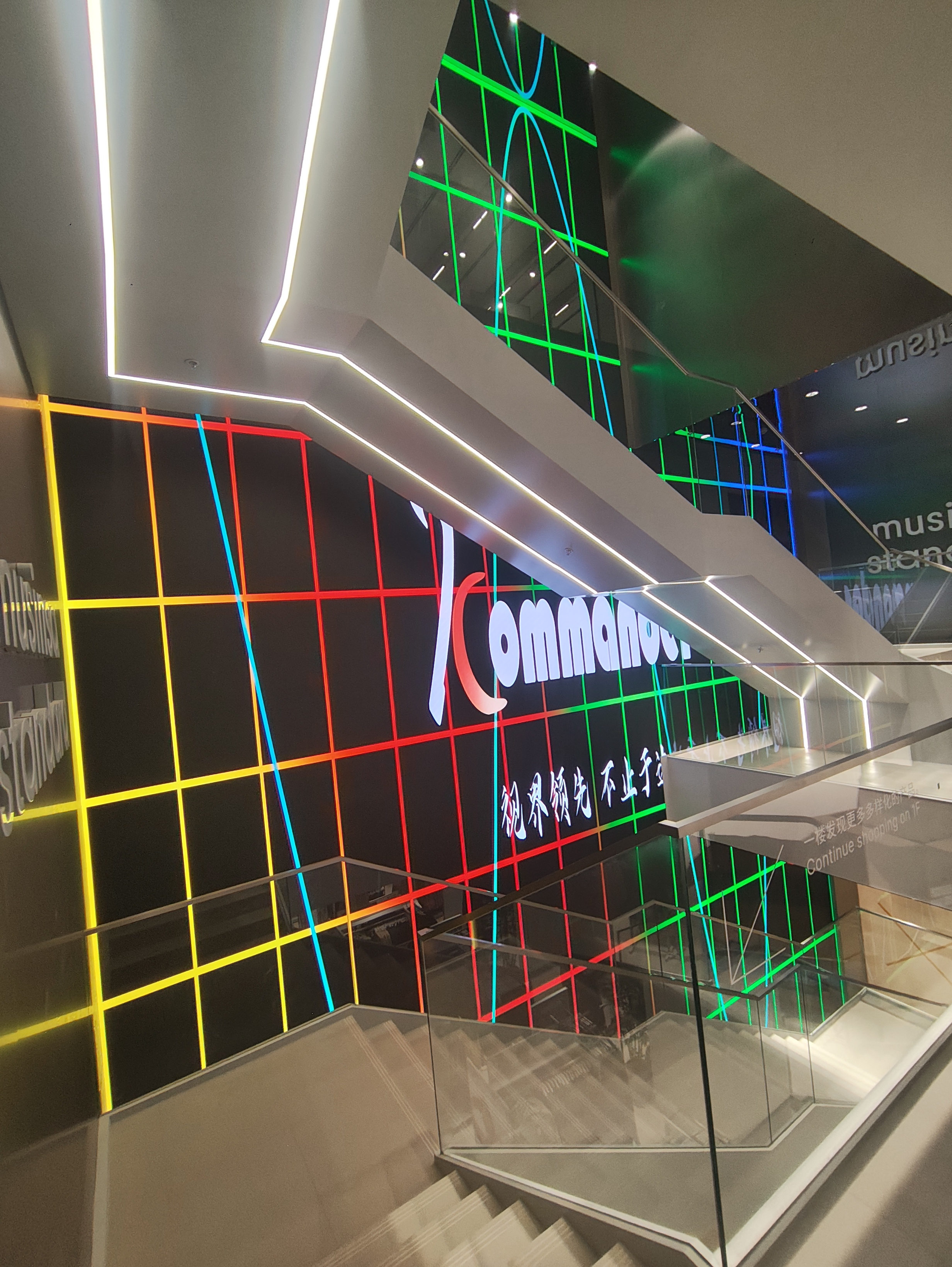 广东新六百 YOUNG 商场多楼层楼路 LED 告白展示项目